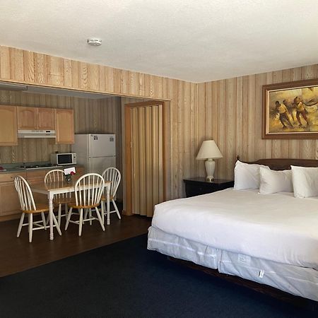 Saddle & Surrey Motel Estes Park Room photo